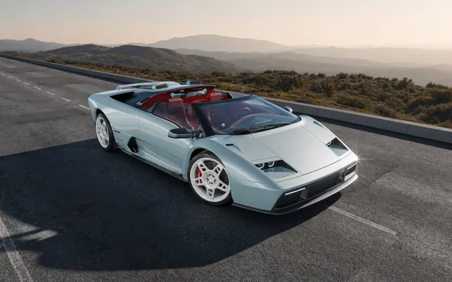 Eccentrica V12 Roadster: Diablo cu carbon și cutie manuală