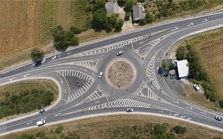 Sensul giratoriu de la intersecția M1–R4, lângă Ciorescu, a fost deschis Sensul giratoriu de la intersecția M1–R4, lângă Ciorescu, a fost deschis