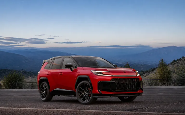 Toyota RAV4 GR Sport PHEV: спорт или дорогой гибрид Toyota RAV4 GR Sport PHEV: спорт или дорогой гибрид